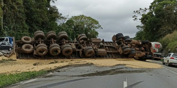 Carreta tomba e espalha carga de soja na BR-277, em Paranaguá