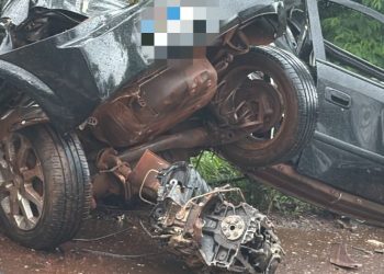 Carro parte ao meio em colisão com bitrem na BR-369