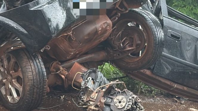 Carro parte ao meio em colisão com bitrem na BR-369