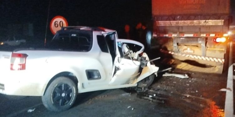 Motorista fica ferido após colisão traseira com caminhão na BR-376