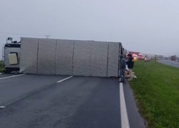 Caminhão tomba após tentar desviar de carro na contramão e interdita a BR-376