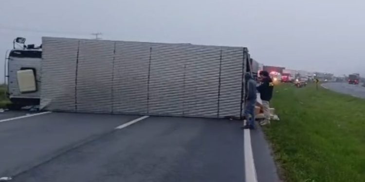 Caminhão tomba após tentar desviar de carro na contramão e interdita a BR-376