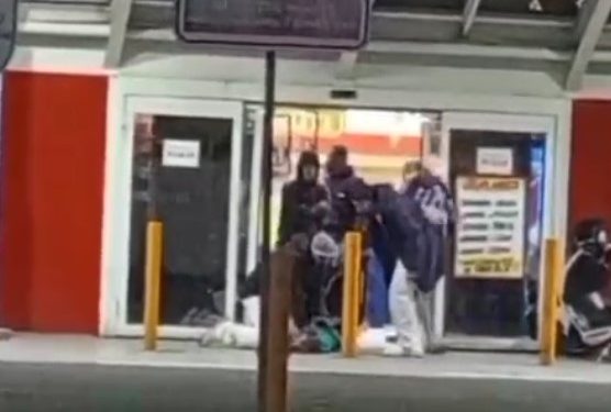 Homem é esfaqueado ao tentar separar briga em hipermercado de Araucária; três são detidos