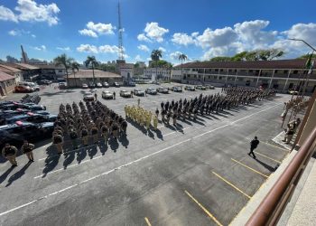 PMPR homenageia mais de 150 policiais e bombeiros militares envolvidos no resgate heroico de crianças em CMEI de Curitiba
