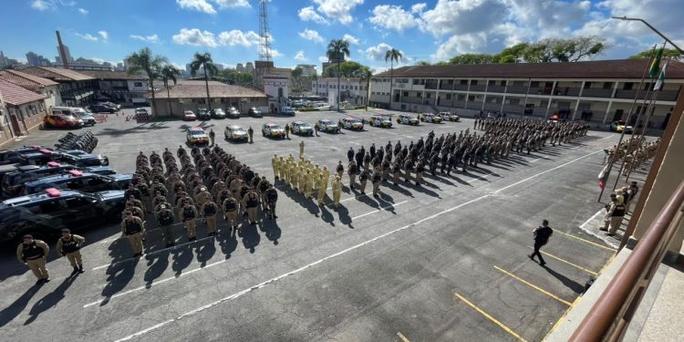 PMPR homenageia mais de 150 policiais e bombeiros militares envolvidos no resgate heroico de crianças em CMEI de Curitiba